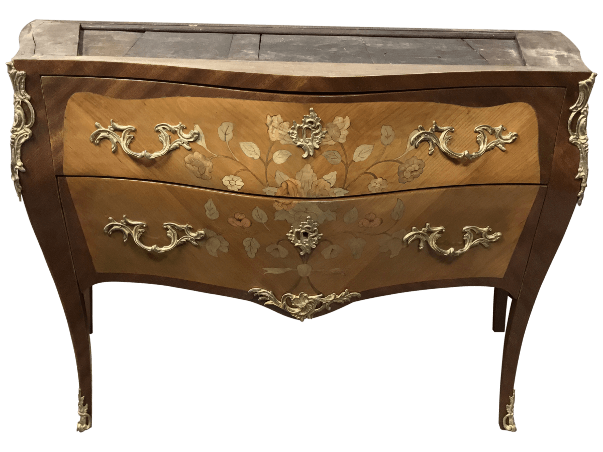 Après restauration. Commode de style Louis XV Après restauration. Commode de style Louis XV