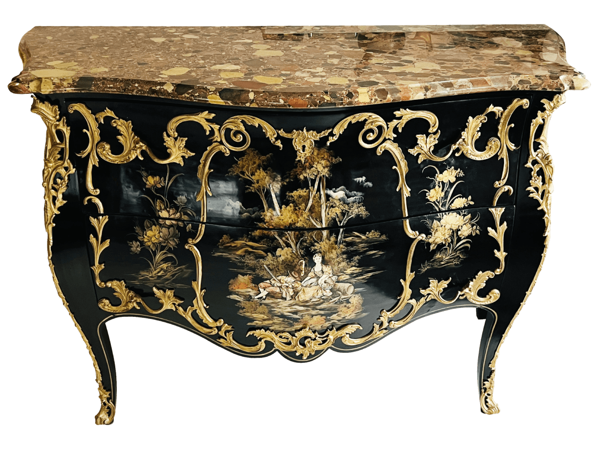 Après restauration. Commode de style Louis XV Après restauration. Commode de style Louis XV