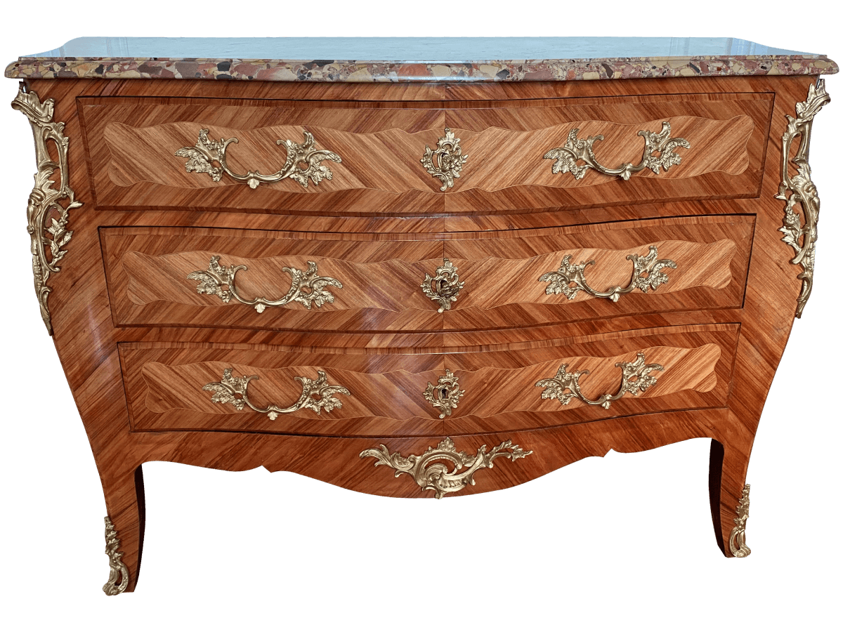 Après restauration. Commode de style Louis XV Après restauration. Commode de style Louis XV
