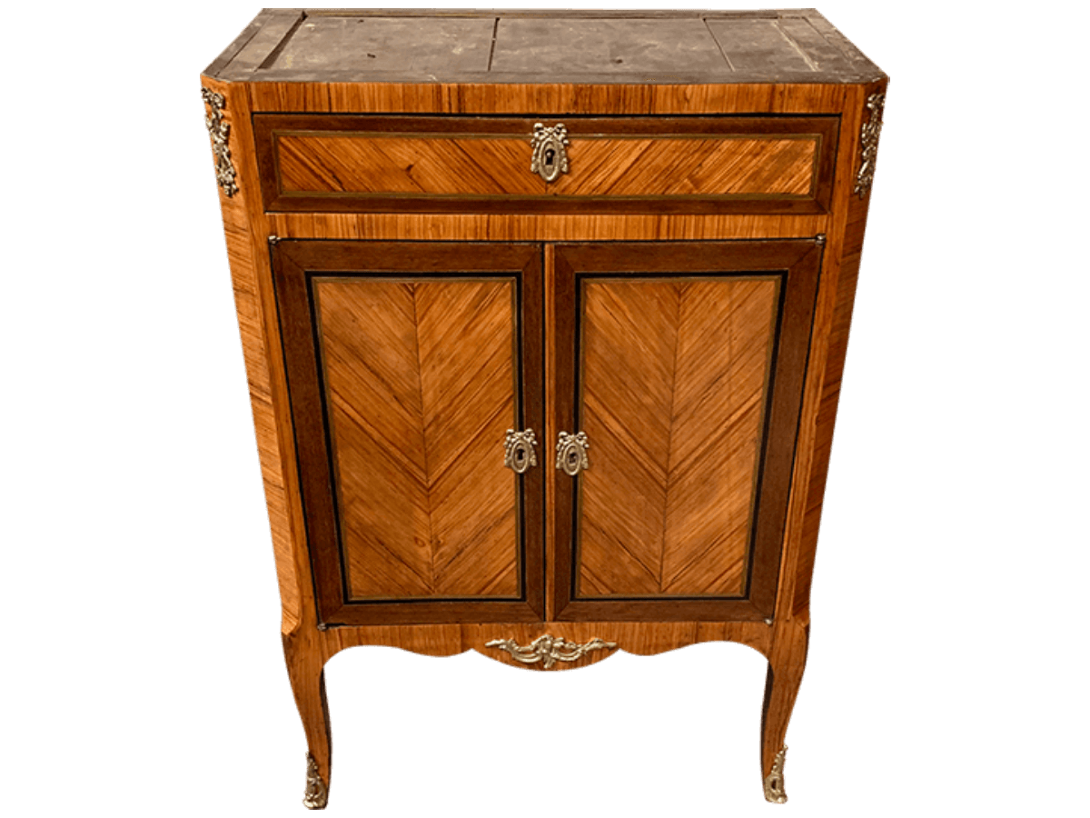 Après restauration. Commode de style Transition Louis XV - Louis XVI Après restauration. Commode de style Transition Louis XV - Louis XVI